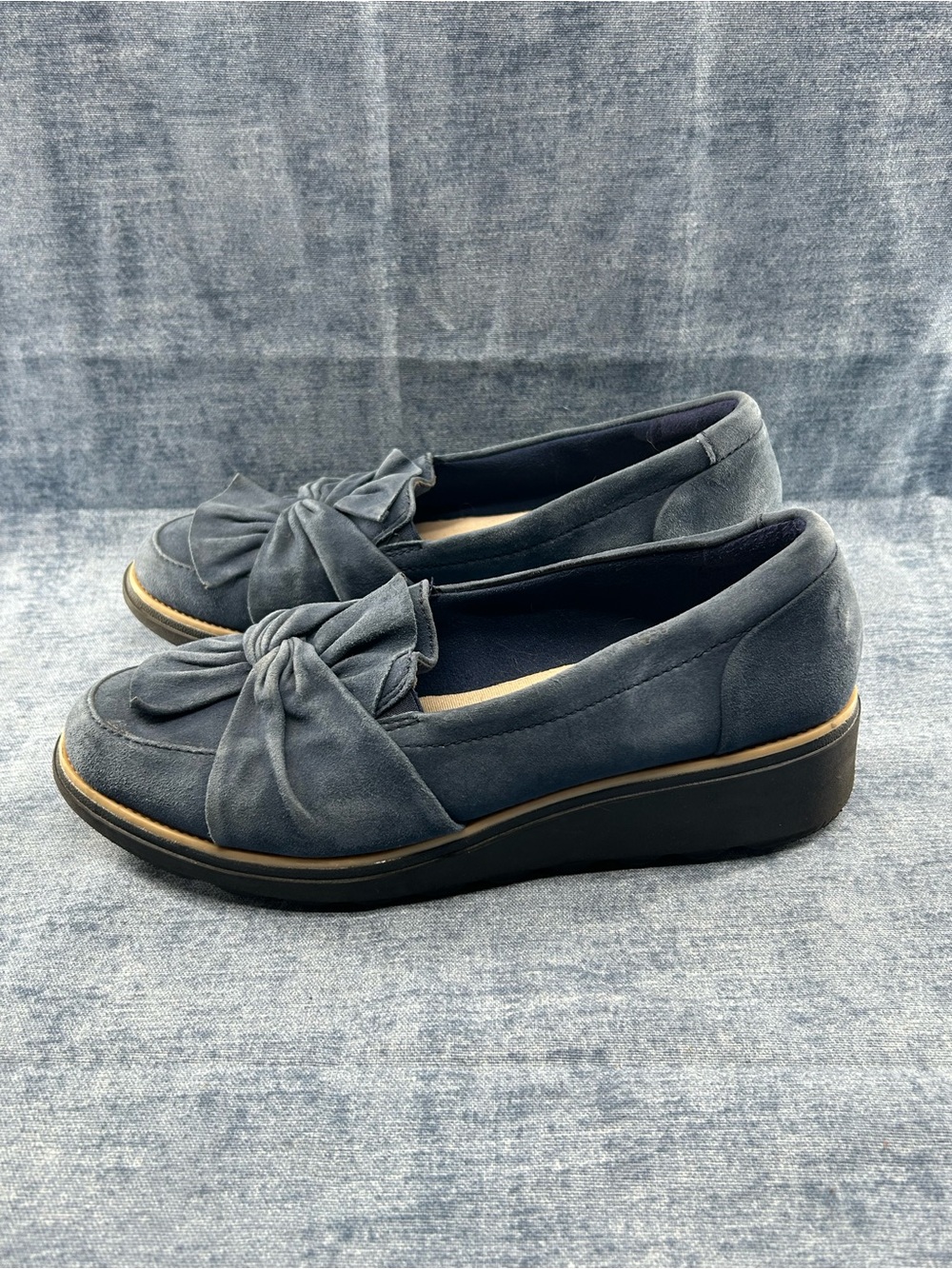 Clarks collection wedge loafers suede bow slip on navy blue sz 9M preppy chic - Picture 4 of 15